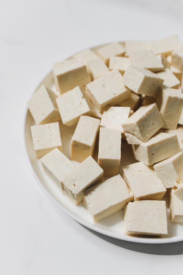 Assiette de tofu sur fond blanc