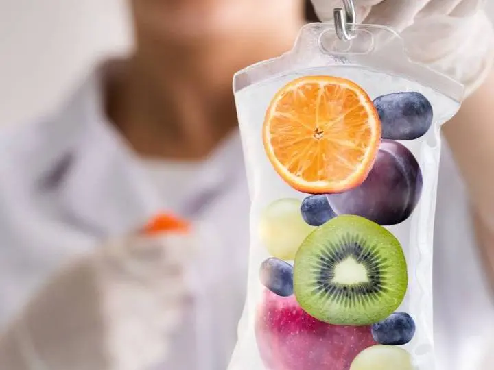 Poche de perfusion avec des fruits riches en vitamine C à l'intérieur