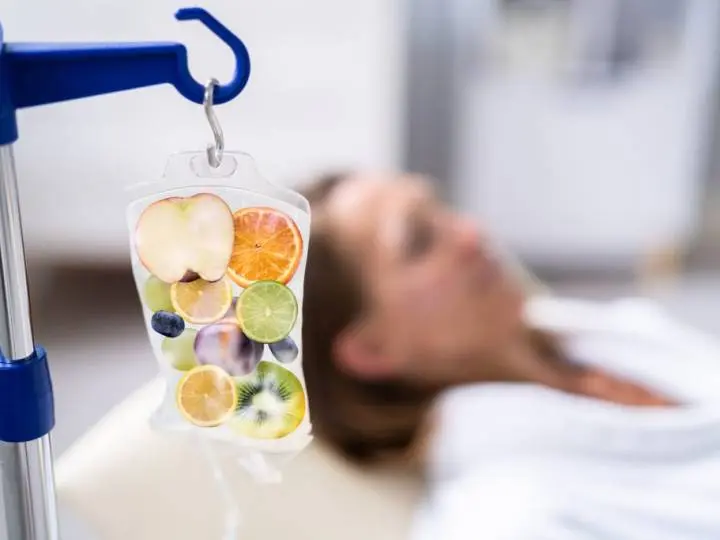 Poche de perfusion avec des fruits à l'intérieur riches en vitamines C et E