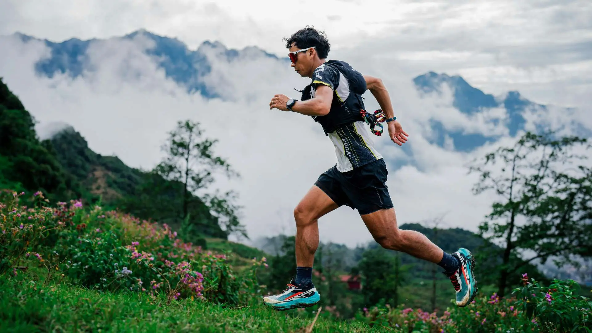 Homme qui court dans la montagne