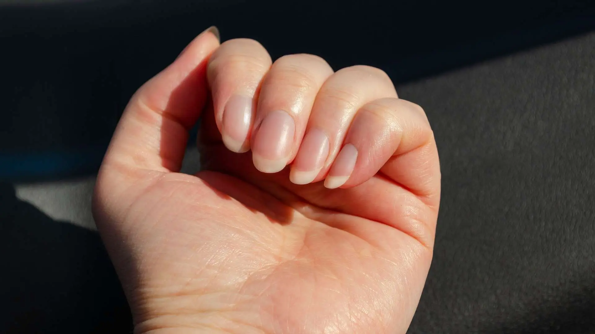 Gros plan main de femme avec beaux ongles naturels