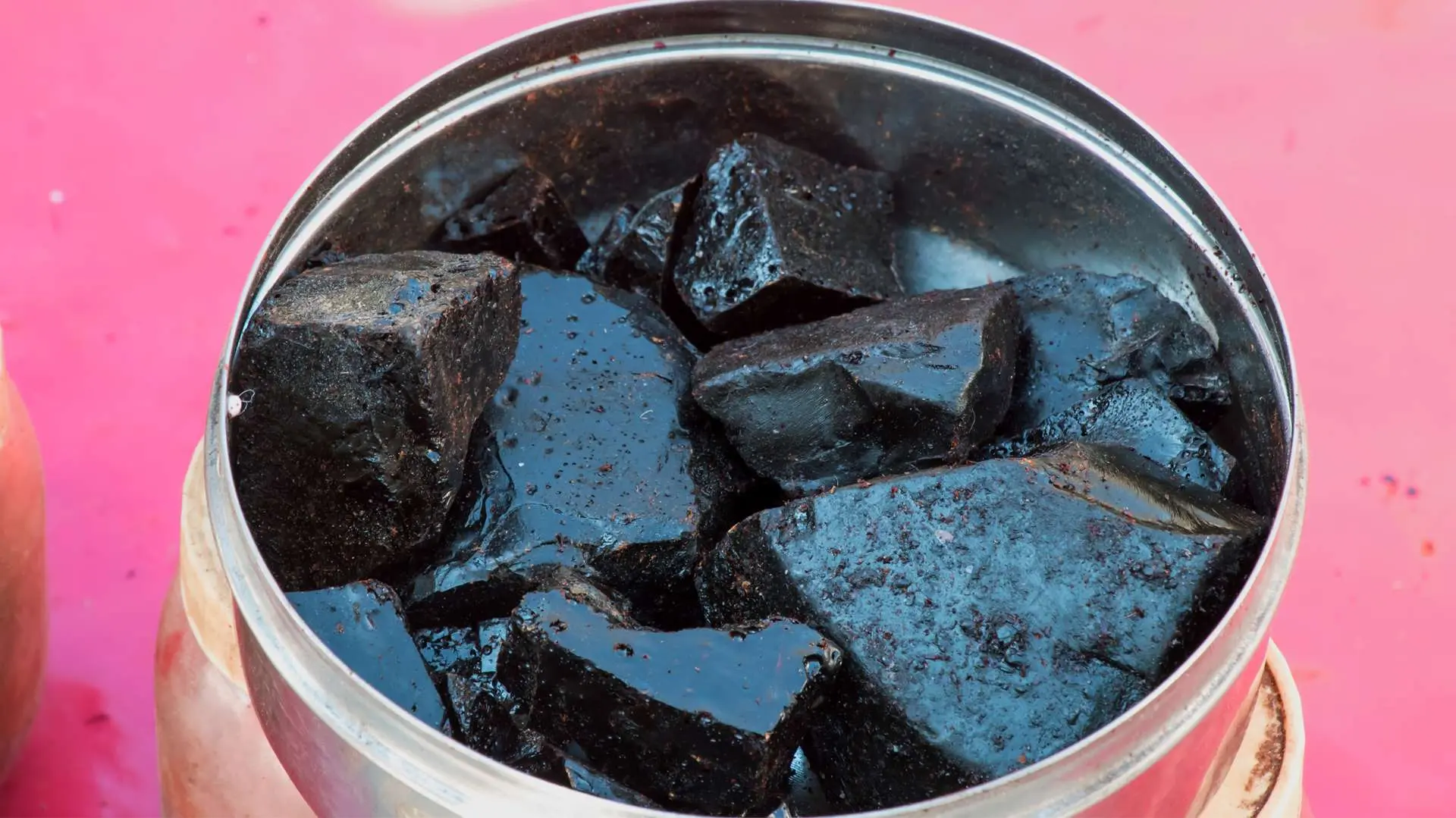 shilajit (résine) dans un pot métallique